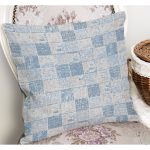- K11929-Gorsel-1 - Realhomes RealHomes Mavi - Gri Zeminde Örgü Motifli Patchwork Desenli Dijital Baskılı Yastık Kırlent Kılıfı Realhomes