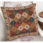 - K11934-Gorsel-1 - Realhomes RealHomes Krem - Kırmızı Zeminde Uşak Motifli Kilim Desenli Dijital Baskılı Yastık Kırlent Kılıfı Realhomes