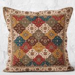 - K11934-Gorsel-2 - Realhomes RealHomes Krem - Kırmızı Zeminde Uşak Motifli Kilim Desenli Dijital Baskılı Yastık Kırlent Kılıfı Realhomes