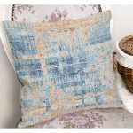 - K11936-Gorsel-1 - Realhomes RealHomes Mavi - Krem Zeminde Örme Motifli Kilim Desenli Dijital Baskılı Yastık Kırlent Kılıfı Realhomes