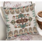 - K11937-Gorsel-1 - Realhomes RealHomes Ekru Zeminde Antika Motifli Dokuma Halı Desenli Dijital Baskılı Yastık Kırlent Kılıfı Realhomes