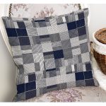 - K11949-Gorsel-1 - Realhomes  RealHomes Lacivert Zeminde Geometrik Motifli Patchwork Desenli Dijital Baskılı Yastık Kırlent Kılıfı Realhomes
