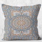 - K11971-Gorsel-2 - Realhomes RealHomes Mavi Zeminde Hereke Motifli Kilim Desenli Dijital Baskılı Yastık Kırlent Kılıfı Realhomes