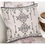 - K12003-Gorsel-1 - Realhomes RealHomes Krem - Siyah Zeminde Antika Motifli Geleneksel Desenli Dijital Baskılı Yastık Kırlent Kılıfı Realhomes