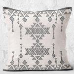 - K12003-Gorsel-2 - Realhomes RealHomes Krem - Siyah Zeminde Antika Motifli Geleneksel Desenli Dijital Baskılı Yastık Kırlent Kılıfı Realhomes