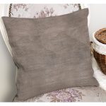 - K12004-Gorsel-1 - Realhomes RealHomes Kahverengi Zeminde Dokuma Motifli Vintage Desenli Dijital Baskılı Yastık Kırlent Kılıfı Realhomes