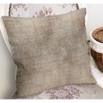 - K12006-Gorsel-1 - Realhomes RealHomes Krem - Bej Zeminde Dokuma Motifli Eskitme Desenli Dijital Baskılı Yastık Kırlent Kılıfı Realhomes