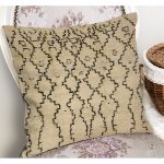 - K12010-Gorsel-1 - Realhomes RealHomes Krem - Siyah Zeminde Kilim Motifli El Dokuma Desenli Dijital Baskılı Yastık Kırlent Kılıfı Realhomes