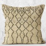 - K12010-Gorsel-2 - Realhomes RealHomes Krem - Siyah Zeminde Kilim Motifli El Dokuma Desenli Dijital Baskılı Yastık Kırlent Kılıfı Realhomes