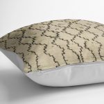 - K12010-Gorsel-3 - Realhomes RealHomes Krem - Siyah Zeminde Kilim Motifli El Dokuma Desenli Dijital Baskılı Yastık Kırlent Kılıfı Realhomes