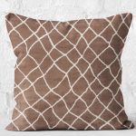 - K12014-Gorsel-2 - Realhomes RealHomes Kahverengi Zeminde Etnik Motifli Baklava Desenli Dijital Baskılı Yastık Kırlent Kılıfı Realhomes