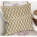 - K12016-Gorsel-1 - Realhomes RealHomes Krem - Siyah Zeminde Kilim Motifli Yöresel Desenli Dijital Baskılı Yastık Kırlent Kılıfı Realhomes