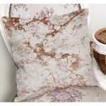 - K12017-Gorsel-1 - Realhomes RealHomes Krem - Kızıl Zeminde Kanvas Motifli Boya Desenli Dijital Baskılı Yastık Kırlent Kılıfı Realhomes