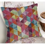 - K12019-Gorsel-1 - Realhomes RealHomes Çok Renkli El Dokuma Motifli Üçgen Desenli Dijital Baskılı Yastık Kırlent Kılıfı Realhomes