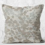 - K12021-Gorsel-2 - Realhomes  RealHomes Krem - Kahverengi Zeminde Eskitme Motifli Örgü Desenli Dijital Baskılı Yastık Kırlent Kılıfı Realhomes