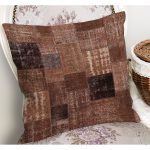 - K12025-Gorsel-1 - Realhomes RealHomes Kahverengi Zeminde Patchwork Motifli Vintage Desenli Dijital Baskılı Yastık Kırlent Kılıfı Realhomes