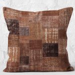 - K12025-Gorsel-2 - Realhomes RealHomes Kahverengi Zeminde Patchwork Motifli Vintage Desenli Dijital Baskılı Yastık Kırlent Kılıfı Realhomes