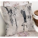 - K12029-Gorsel-1 - Realhomes RealHomes Bej - Siyah Zeminde Eskitme Motifli Duvar Desenli Dijital Baskılı Yastık Kırlent Kılıfı Realhomes