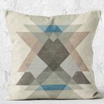 RealHomes Ekru - Kahverengi Zeminde Geometrik Motifli Üçgen Desenli Dijital Baskılı Yastık Kırlent Kılıfı Realhomes