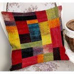 - K12035-Gorsel-1 - Realhomes RealHomes Kırmızı - Siyah Zeminde Kanvas Motifli Yağlıboya Desenli Dijital Baskılı Yastık Kırlent Kılıfı Realhomes