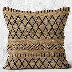 - K12044-Gorsel-2 - Realhomes RealHomes Siyah - Kahverengi Zeminde Hasır Motifli Etnik Desenli Dijital Baskılı Yastık Kırlent Kılıfı Realhomes