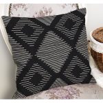 - K12045-Gorsel-1 - Realhomes RealHomes Siyah Zeminde Tribal Motifli El Dokuma Desenli Dijital Baskılı Yastık Kırlent Kılıfı Realhomes