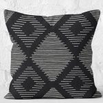 - K12045-Gorsel-2 - Realhomes RealHomes Siyah Zeminde Tribal Motifli El Dokuma Desenli Dijital Baskılı Yastık Kırlent Kılıfı Realhomes