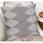 - K12046-Gorsel-1 - Realhomes RealHomes Gri - Siyah Zeminde Baklava Motifli El Dokuma Desenli Dijital Baskılı Yastık Kırlent Kılıfı Realhomes