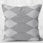 - K12046-Gorsel-2 - Realhomes RealHomes Gri - Siyah Zeminde Baklava Motifli El Dokuma Desenli Dijital Baskılı Yastık Kırlent Kılıfı Realhomes