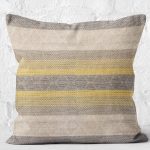 - K12047-Gorsel-2 - Realhomes RealHomes Sarı - Krem Zeminde Örme Motifli Geleneksel Desenli Dijital Baskılı Yastık Kırlent Kılıfı Realhomes