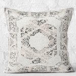 - K12052-Gorsel-2 - Realhomes RealHomes Krem - Siyah Zeminde Göbekli Halı Motifli Otantik Desenli Dijital Baskılı Yastık Kırlent Kılıfı Realhomes