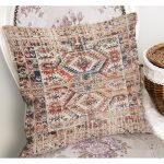 - K12057-Gorsel-1 - Realhomes RealHomes Krem - Kırmızı Zeminde Kilim Motifli Etnik Desenli Dijital Baskılı Yastık Kırlent Kılıfı Realhomes