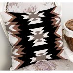 - K12060-Gorsel-1 - Realhomes RealHomes Siyah - Kahverengi Zeminde Etnik Motifli Geleneksel Desenli Dijital Baskılı Yastık Kırlent Kılıfı Realhomes