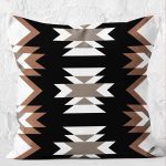 - K12060-Gorsel-2 - Realhomes RealHomes Siyah - Kahverengi Zeminde Etnik Motifli Geleneksel Desenli Dijital Baskılı Yastık Kırlent Kılıfı Realhomes