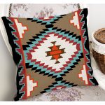 - K12070-Gorsel-1 - Realhomes RealHomes Krem - Ekru Zeminde Kilim Motifli Geleneksel Desenli Dijital Baskılı Yastık Kırlent Kılıfı Realhomes