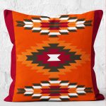 RealHomes Kırmızı Zeminde Geleneksel Motifli Kilim Desenli Dijital Baskılı Yastık Kırlent Kılıfı Realhomes