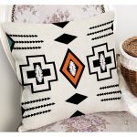 - K12072-Gorsel-1 - Realhomes RealHomes Siyah - Beyaz Zeminde Geometrik Motifli Kilim Desenli Dijital Baskılı Yastık Kırlent Kılıfı Realhomes
