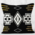 - K12073-Gorsel-2 - Realhomes RealHomes Siyah Zeminde Kilim Motifli Geometrik Desenli Dijital Baskılı Yastık Kırlent Kılıfı Realhomes