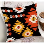 - K12074-Gorsel-1 - Realhomes RealHomes Siyah Zeminde Yöresel Motifli Geometrik Desenli Dijital Baskılı Yastık Kırlent Kılıfı Realhomes