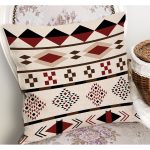 - K12077-Gorsel-1 - Realhomes RealHomes Krem - Kahverengi Zeminde Yöresel Motifli Geometrik Desenli Dijital Baskılı Yastık Kırlent Kılıfı Realhomes