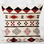 - K12077-Gorsel-2 - Realhomes RealHomes Krem - Kahverengi Zeminde Yöresel Motifli Geometrik Desenli Dijital Baskılı Yastık Kırlent Kılıfı Realhomes