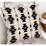 - K12078-Gorsel-1 - Realhomes RealHomes Siyah - Krem Zeminde Kilim Motifli Geometrik Desenli Dijital Baskılı Yastık Kırlent Kılıfı Realhomes