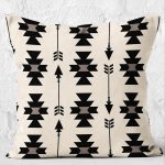 - K12078-Gorsel-2 - Realhomes RealHomes Siyah - Krem Zeminde Kilim Motifli Geometrik Desenli Dijital Baskılı Yastık Kırlent Kılıfı Realhomes