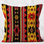 - K12085-Gorsel-2 - Realhomes RealHomes Siyah Zeminde Geometrik Motifli Kilim Desenli Dijital Baskılı Yastık Kırlent Kılıfı Realhomes