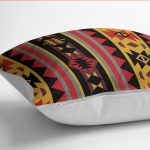 - K12085-Gorsel-3 - Realhomes RealHomes Siyah Zeminde Geometrik Motifli Kilim Desenli Dijital Baskılı Yastık Kırlent Kılıfı Realhomes