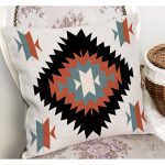 - K12087-Gorsel-1 - Realhomes RealHomes Siyah Zeminde Retro Motifli Kilim Desenli Dijital Baskılı Yastık Kırlent Kılıfı Realhomes