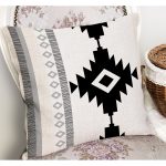 - K12089-Gorsel-1 - Realhomes RealHomes Siyah Zeminde Etnik Motifli Geometrik Desenli Dijital Baskılı Yastık Kırlent Kılıfı Realhomes