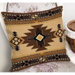 - K12090-Gorsel-1 - Realhomes RealHomes Kahverengi Zeminde Geometrik Motifli Kilim Desenli Dijital Baskılı Yastık Kırlent Kılıfı Realhomes