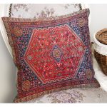 - K12095-Gorsel-1 - Realhomes RealHomes Kırmızı Zeminde Türkmen Motifli Geleneksel Desenli Dijital Baskılı Yastık Kırlent Kılıfı Realhomes