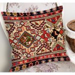 - K12098-Gorsel-1 - Realhomes RealHomes Kırmızı Zeminde Türkmen Motifli Kilim Desenli Dijital Baskılı Yastık Kırlent Kılıfı Realhomes